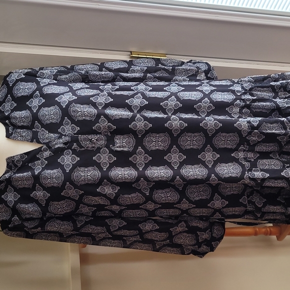 Rose and Olive Tiered Hemline Vee Neckline Graphic Print Dress - Size Medium - Picture 5 of 14